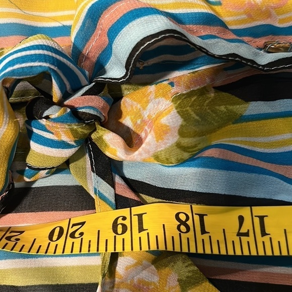 Mileage BLOUSE WITH TIE WAIST AND LONGER SHIRT TAIL BACK size.XL - Picture 10 of 12